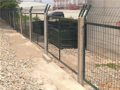 铁路防护网片_铁路金属网栅栏价格_铁路防护栅栏生产厂家